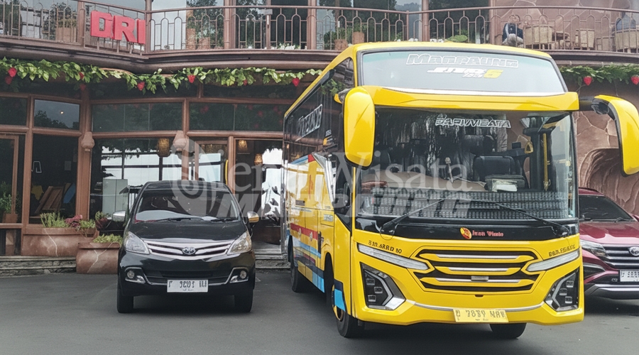 Menembus Puncak Kenyamanan: Big Bus Marpaung Antar Rombongan Ibu Sri Murni Berwisata ke Lembah Karmel